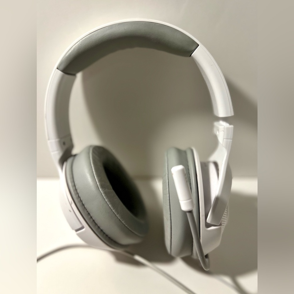 Razer White and Gray Over-Ear Headphones - Picture 2 of 8